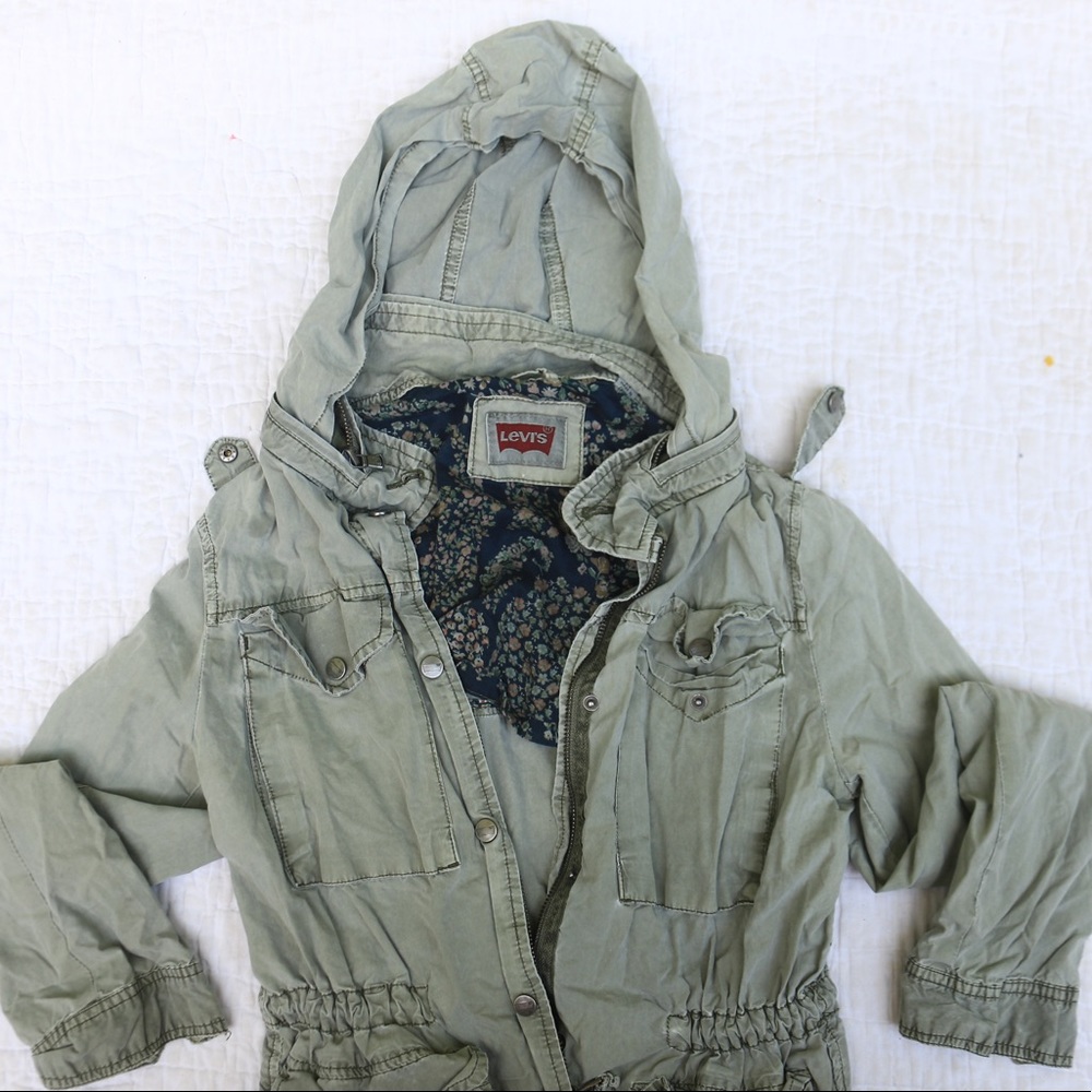 🦋 LEVI’S Army Green Stylish Jacket ✨